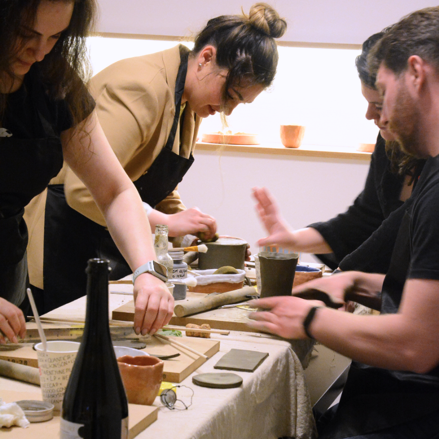 Participanți la un atelier Social Clay