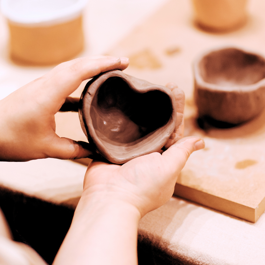 Obiect din ceramică handmade oferit cadou
