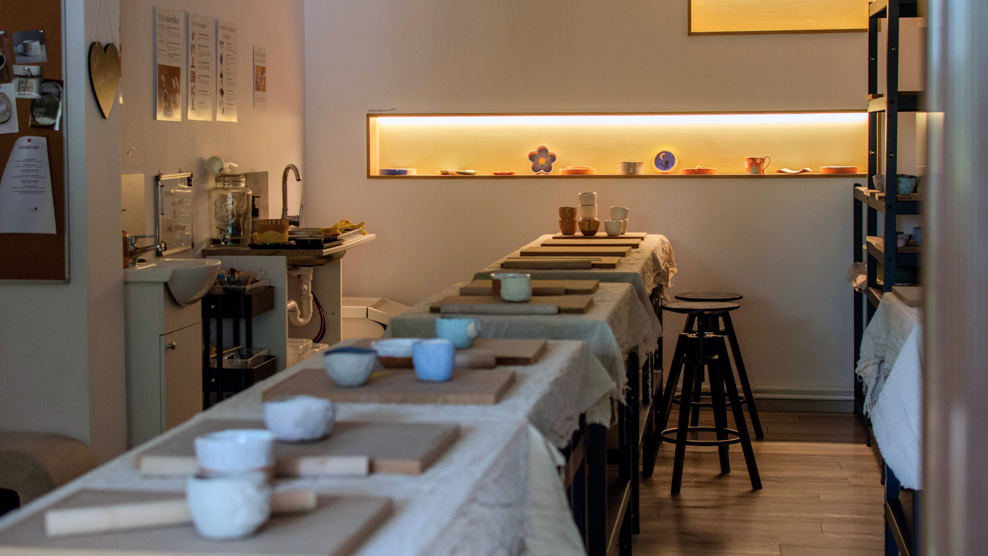 Interiorul atelierului de ceramică CARÉ din Iași, cu mese pregătite pentru atelier
