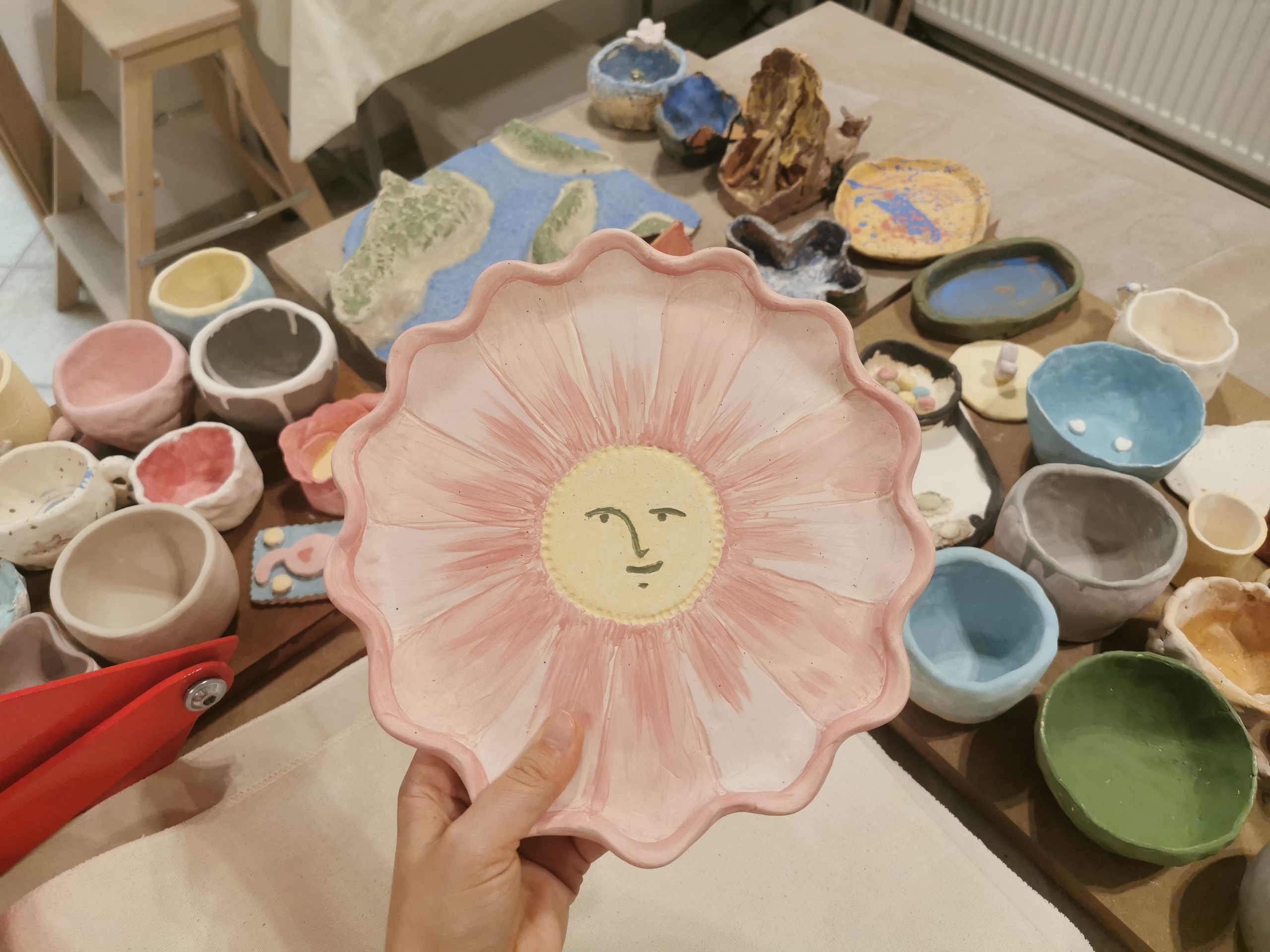 Mai multe obiecte din ceramica facute de oamenii de la ateliere