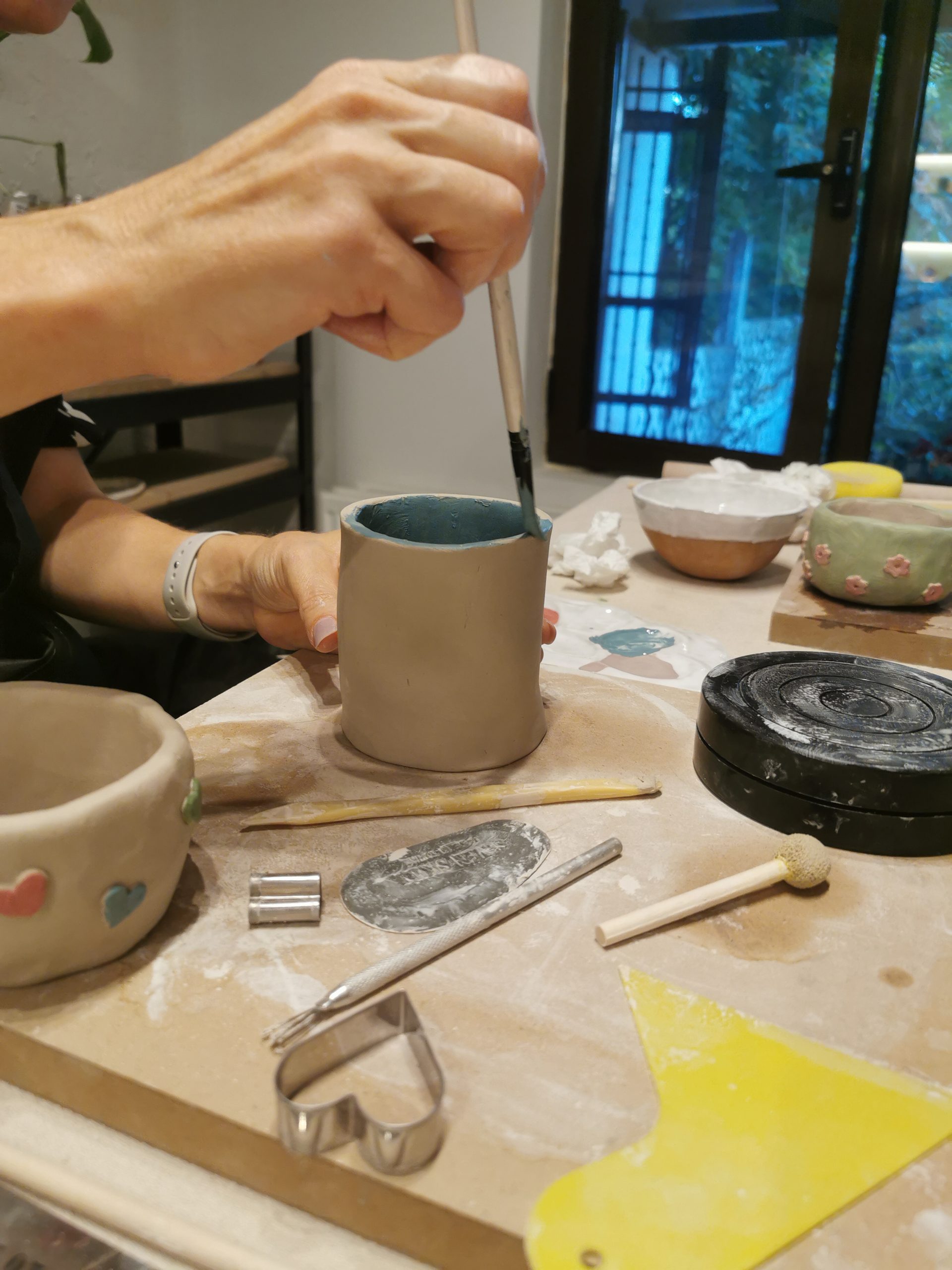 Un client de la atelier pictand o cana pe interior